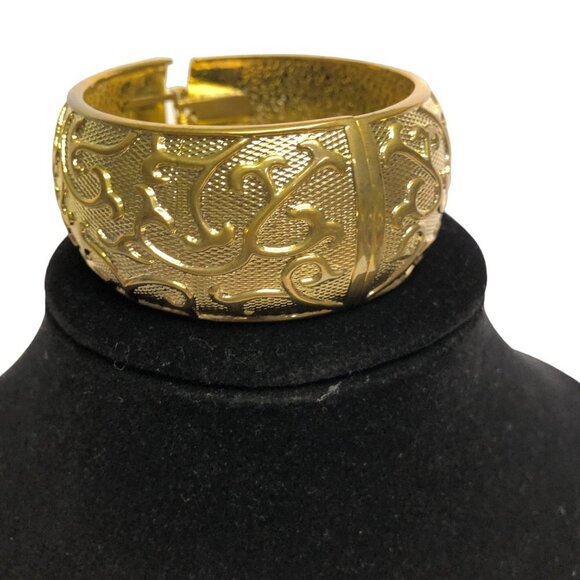 GUESS GOLD TONE WIDE BANGLE BRACELET NWT - Picture 3 of 7